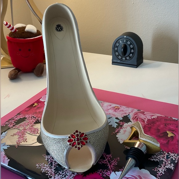 Wine Holder & Wine Stopper Gold Heel with Design Home Bar Decor - Picture 5 of 5